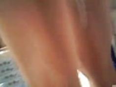 シャドーデニムショートパンツの美脚美しさ