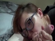 完璧な、かわいいオタクアジアのガールフレンドのフェラチオ