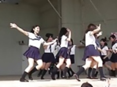 かわいい日本の学生ダンス