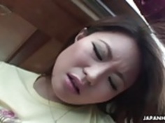 アジアの少女は、彼女のおもちゃと彼女の女と遊んでている