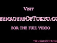 日本の赤毛の十代の美しさは、内気な男をファック