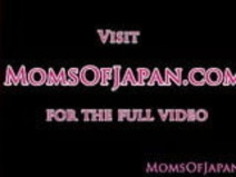 日本の成熟した彼女の足を広げる