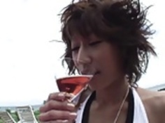 ランディブルネットは、ビーチで男のポールを吸う