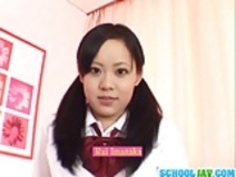 女子高生は、彼女の毛むくじゃらの猫を刺激する