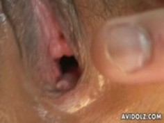 非常にかわいいアジアのみだらディルドで自慰行為をされます