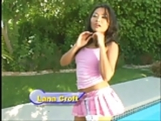 ソファにきって暑さの中でかわいいアジアの十代、