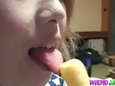 日本の女の子は壁を貫通してディックをこすり