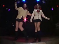 2セクシーな日本の女子高生午後の女の子ディスコStripdance