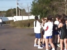 日本の女の子は男にフェラチオを運ぶリフト