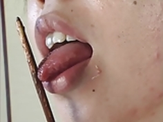 ポッキーからチョコレートを舐め日本の女の子