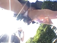 暴露ミディスカートの制服パンティー