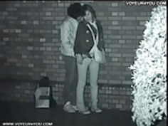 外で愛を作るカップル