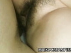 成熟した日本の女の子野沢邦子が猫を弄ぶ