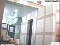 浴室のシャワーすべてヌードの少女