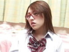 リノは密輸で彼女の寮の部屋で逮捕され、