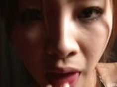 日本の十代の鈴鹿は、ハードなdにサービスを提供する彼女の膝の上に