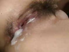 かわいいリノは、他の2人の雄鶏を激しく揺らしながらディックを弄ぶ