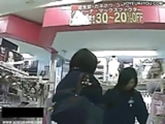 暴露椅子パンティーに座っ