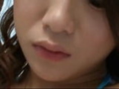 いたずらな雛は、彼女の体と猫をバイブラで使っているのが大好きです