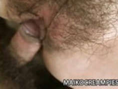 日本の熟女ナトリリッヒが彼女の猫を喜ばせる