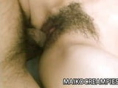 ティーン日本の伊藤千里子が彼女の猫を喜ばせる