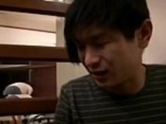 日本のお母さんが息子の雑誌を見つけた