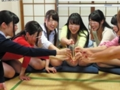 昼下がり町内会若妻たちのちょっと危険でかなりHな王様ゲーム爆乳若奥様達が、若い時に王様ゲームをした事が無いという話で盛り上がり「王様ゲームやりたい」と言い出し大きなおっぱいを揺らしながら参戦羽生ありさ小峰ひなた