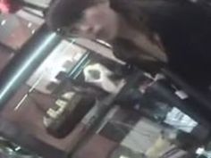 【盗撮動画】美女ショップ店員が接客中に浮きブラして覗き見される胸チラ