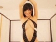 高崎聖子羽でくすぐられてるパックリと前が開いた衣装のエロバディー