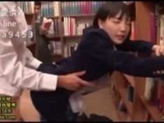 【鈴木心春】地味カワな女子高生が制服を着たまま図書館で鬼畜にレイプされ、立ちバックでザーメン中出し