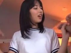 体育倉庫で体操着姿の少女がチンコを二本フェラ