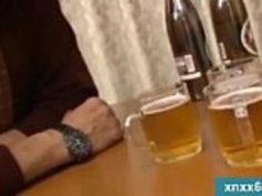 日本の妻は若いディックで吸う