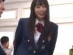 【羽月希】かわゆい制服女子高生たちが、トイレで悪い転校生に促されたクラスメイトにレイプされ、強制で手マンやイラマチオ