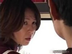 JAPの男の子は、キッチンでGFの母親に抵抗するファックと攻撃をするPornallday.com