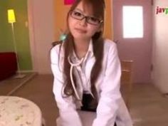 丘咲エミリ可愛らしいアイドルAV女優にリモコンバイブ装着して野外で露出プレイをお願いした