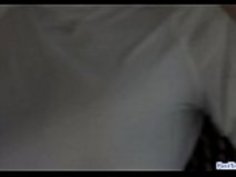 日本のティーンはバス・ギャングでファックしている