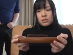 ティーンは、ケーキのぶっかけの精子を食べる