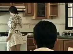 セクシーなアジアの日本人のお母さんは彼女の若い息子を性交