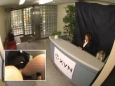 日本の労働者は、テーブルの下に指