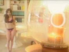 ナナ大利根アジアのモデルは彼女の猫が広がっ取得します