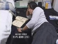 日本の女性がテレビでファック