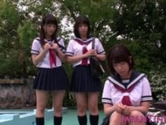 セーラー服姿のJK達が逆ハーレム状態でエッチ