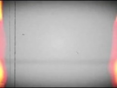 日本のMILFは、鏡の前で吸うで自分自身と遊びます