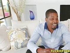 セックスの前にアジアのベイビーコックシッキング黒人のディック