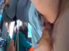 太いお尻の日本のティーンバスでファック