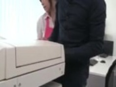 ミルフチキロアキーノは、彼女のタイトな猫で重いペニスをしようとする