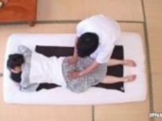 日本のセクシー熟女は、官能的なオイルを愛し