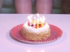 日本のティーンは彼女の誕生日に打ちました