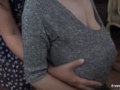 スーパーデカパイ映像：Ｈitomi スーパーデカパイのピアノキョウシと学生がお互いのおっぱいを愛撫し合ってディープなレズ行為に没頭するｗ