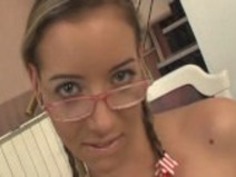 【無修正】つるまんな眼鏡っ娘に生でハメる顔面発射